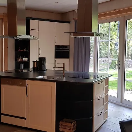 Beautiful House On The Edge Of The Forest הונדרלו